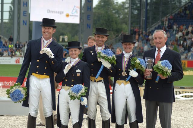 237-WEG-TeamDressageAwards-8-23-06-_DeRosaPhoto.jpg