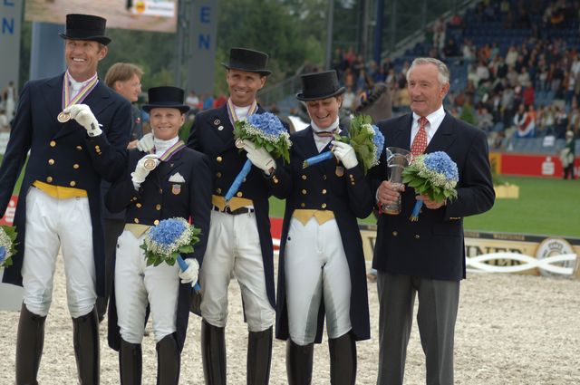 242-WEG-TeamDressageAwards-8-23-06-_DeRosaPhoto.jpg