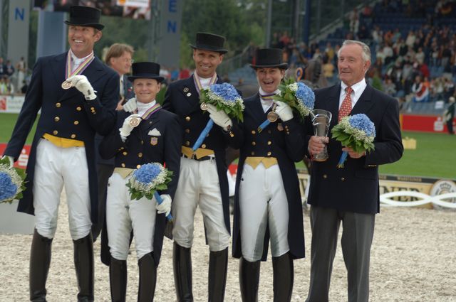 243-WEG-TeamDressageAwards-8-23-06-_DeRosaPhoto.jpg