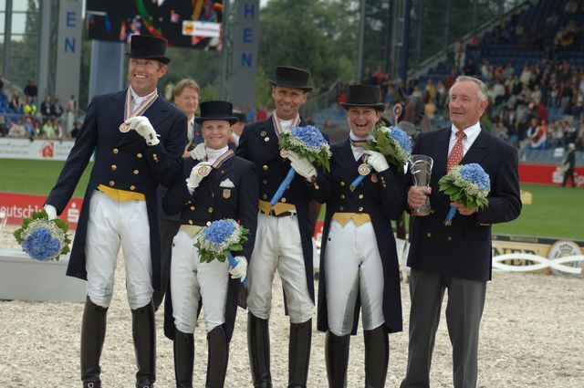 244-WEG-TeamDressageAwards-8-23-06-_DeRosaPhoto.jpg