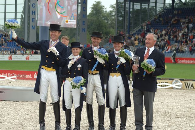 245-WEG-TeamDressageAwards-8-23-06-_DeRosaPhoto.jpg