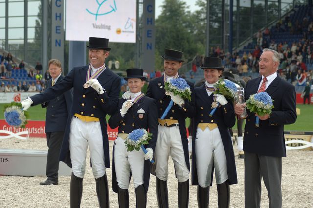 248-WEG-TeamDressageAwards-8-23-06-_DeRosaPhoto.jpg
