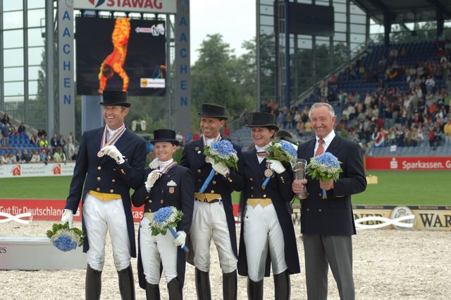 254-WEG-TeamDressageAwards-8-23-06-_DeRosaPhoto.jpg
