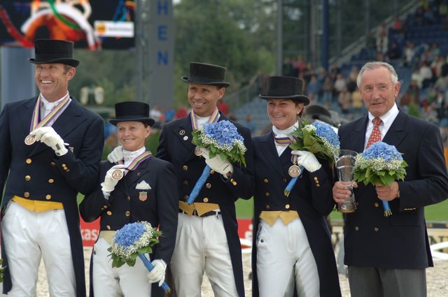 256-WEG-TeamDressageAwards-8-23-06-_DeRosaPhoto.jpg