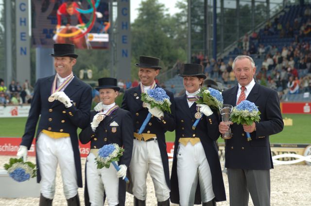 257-WEG-TeamDressageAwards-8-23-06-_DeRosaPhoto.jpg